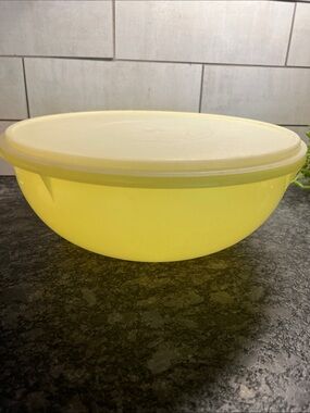26 cup vintage Tupperware yellow and White Mixing Bowl with Lid. Great condition